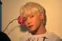 Potret Taeyong NCT Acungkan Jari Tengah ke Kakak Cewek Jadi Sorotan