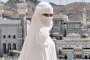 Celine Evangelista Nangis Cium Ka'bah saat Umrah Pertama Pasca Mualaf