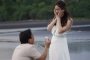 Billy Syahputra So Sweet Lamar Pacar Cantik Sambil Berlutut di Pantai
