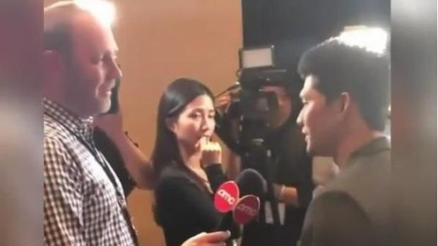 Iko Uwais Dipandang Cewek Gigit Jari