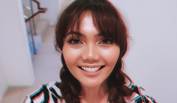 Tampil dengan Gaya Rambut Pendek Rina Nose Terlihat Lebih 