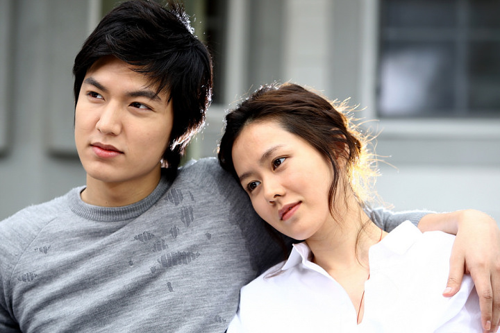 Dukung Son Ye Jin, Lee Min Ho Kirim Truk Dukungan ke Lokasi 'Pretty Noona'