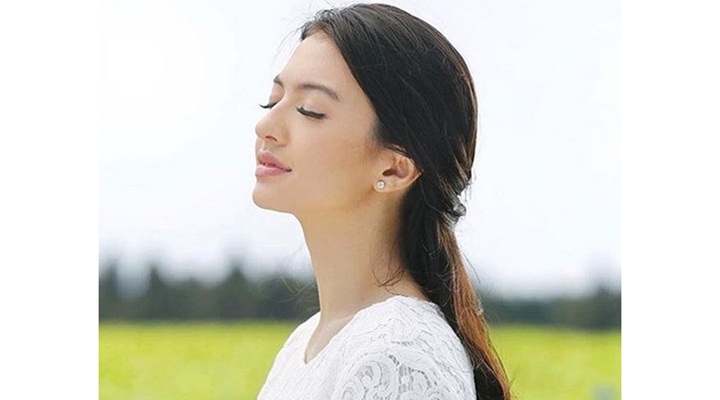 Bikin Syok, Raline Shah Rela Jadi Kuli Bangunan Angkat dan Gergaji Bata di Foto Ini