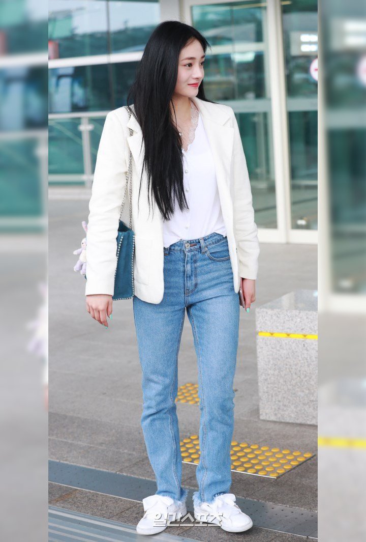 Usung Gaya Santai Ini di Bandara Kyulkyung Pristin 