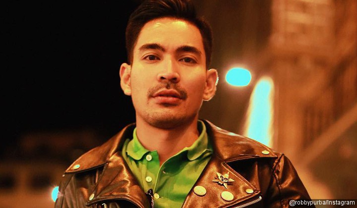 Liburan ke Italia, Begini Pose Wajib Ala Robby Purba