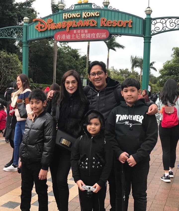 Berpose di Depan Disney Hongkong