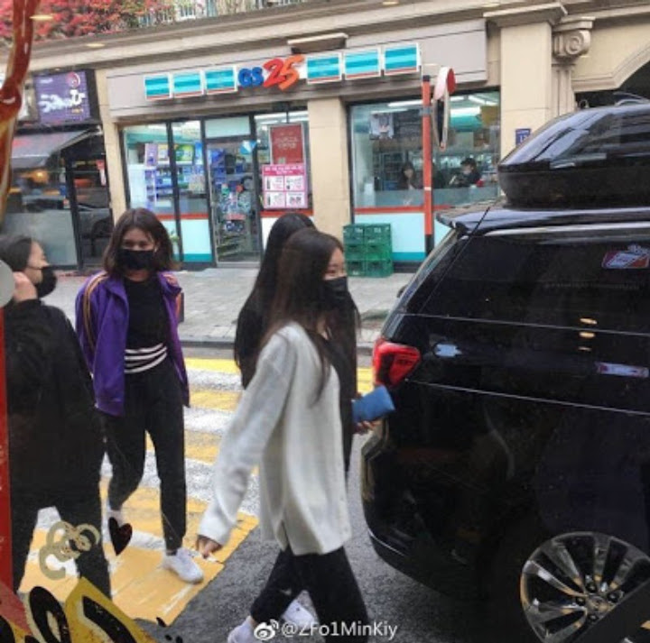 Jeon Somi cs Kepergok Masuk Gedung JYP Bareng, Netter Heboh Bahas Debut