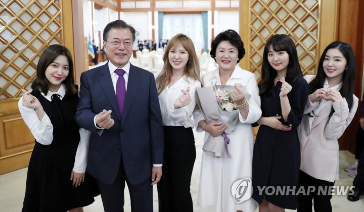 Red Velvet Puji Kim Jong Un Saat Makan Siang Bersama Presiden Korsel, Ini Kata Netter