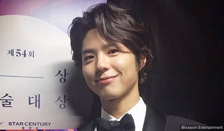 Hadiri Premier Film, Park Bo Gum Tampil Keren dengan Rambut Gondrong