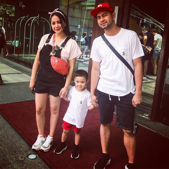 Raffi Ahmad dan Nagita Slavina Ajak Rafathar di Disneyland