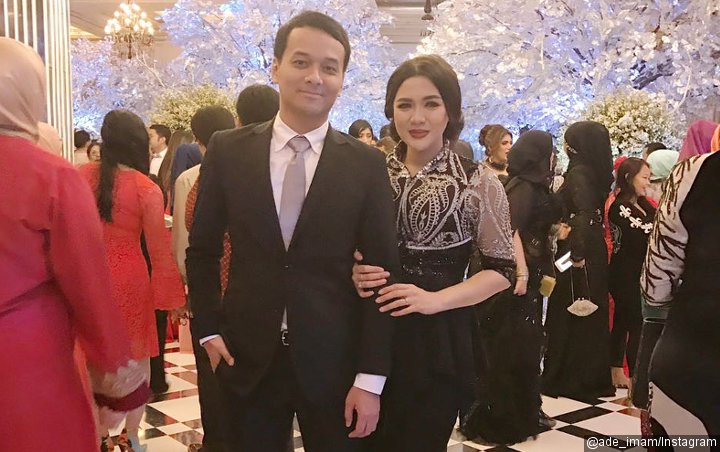 Vicky Shu Tampil Berbusana Adat Jawa dengan Suami, Aura Cantiknya Terpancar