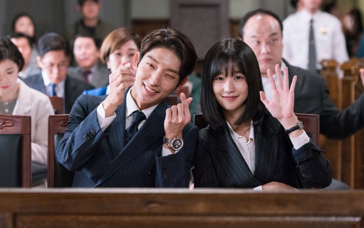 Syuting 'Lawless Lawyer', Lee Jun Ki dan Seo Ye Ji Malah Sibuk Pose Narsis