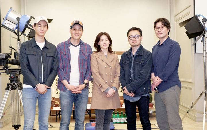 Bersama Lee Won Geun Cs, Lee Young Ae Serius di Sesi Baca Naskah Film 'Find Me'