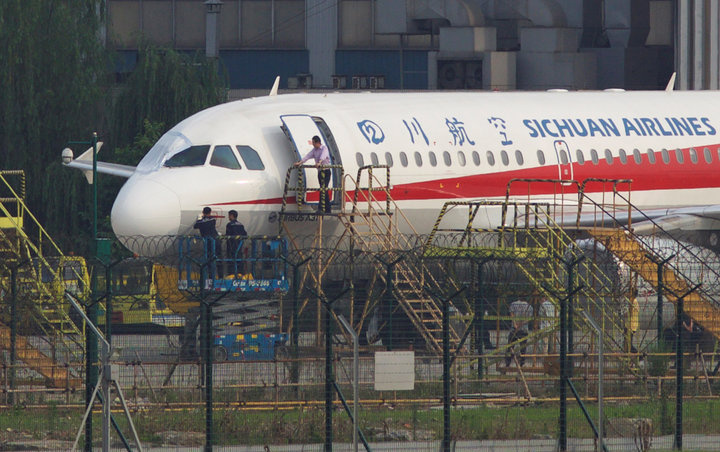 Kaca Pesawat Pecah, Kopilot Sichuan Airlines Nyaris Tersedot Keluar