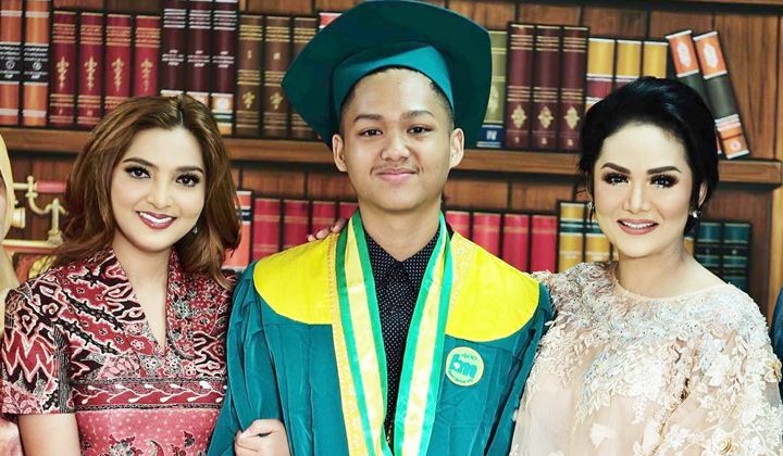 Panitia Keliru Sebut Ibu Azriel di Wisuda Bikin Heboh, Ternyata Begini Kejadian Aslinya