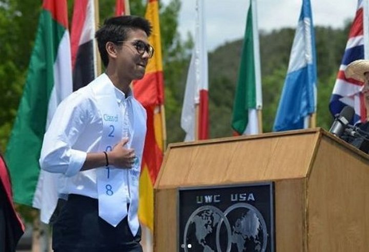 Iqbaal di Podium Wisuda