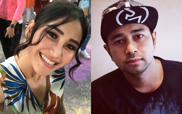 Ayu Ting Ting Cemburu Raffi Pamer Foto Bareng Anak-Istri Ayu Ting Ting Cemburu Raffi Pamer Foto Bareng Anak-Istri