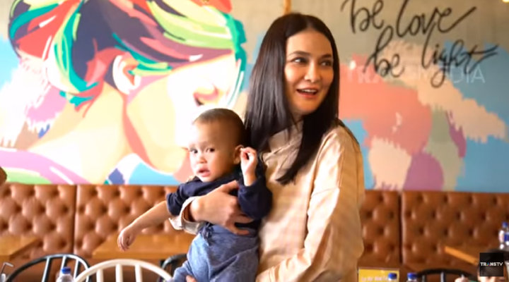 Luna Maya gendong bayi fans
