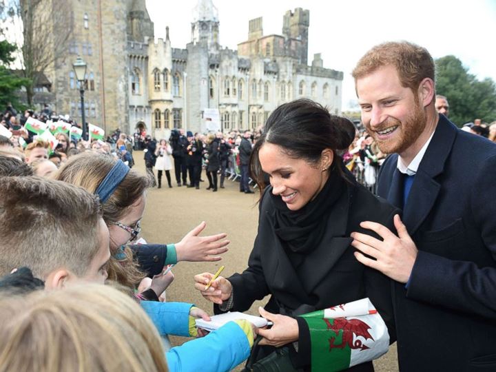 Meghan Dilarang Sembarangan Memberikan Tanda Tangan 