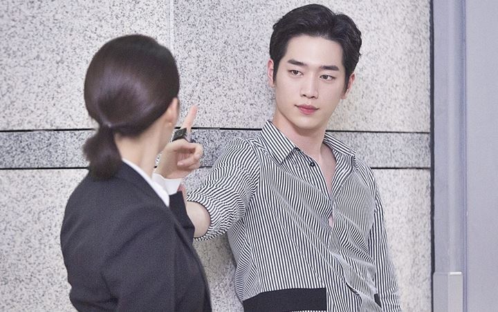 Siap Bikin Baper, Seo Kang Joon Peluk Erat Gong Seung Yeon di 'Are You Human Too?'