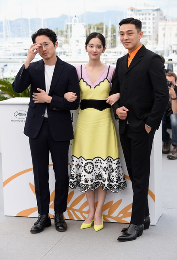 Jeon Jong Seo cs Berpose Keren di Depan Awak Media