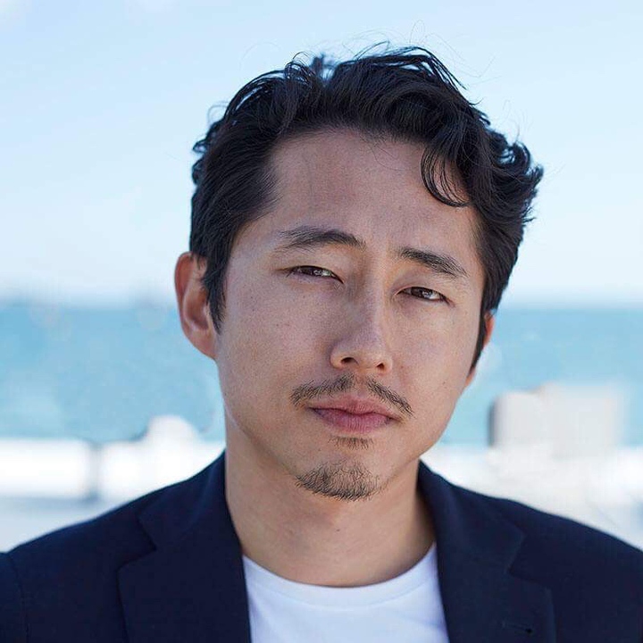 Steven Yeun Terlihat Gagah Foto Close Up
