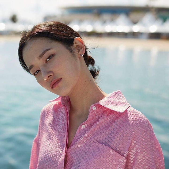Jeon Jong Seo Tampil Santai di Foto Close Up