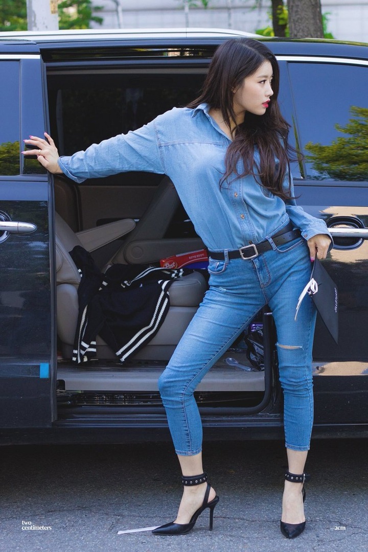 Keluar dari Mobil, Mijoo Langsung Pasang Pose Keren