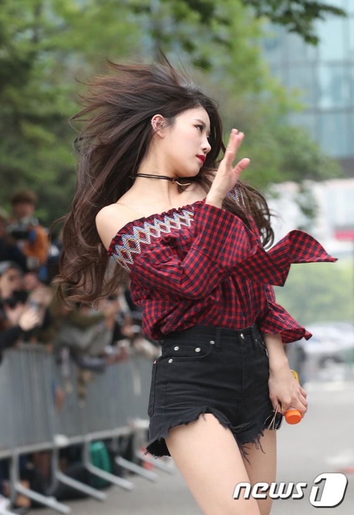 Semangat Banget, Mijoo Pose Aneh Begini