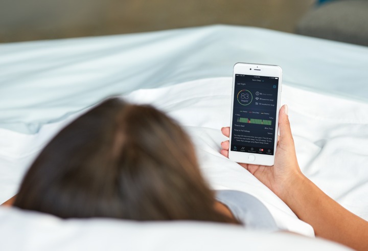 Hindari Cahaya dari Gadget Sebelum Tidur