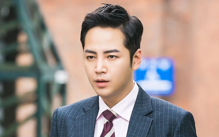 Pamer Foto Asyik Merokok, Jang Geun Suk Dibanjiri Kritikan Netter