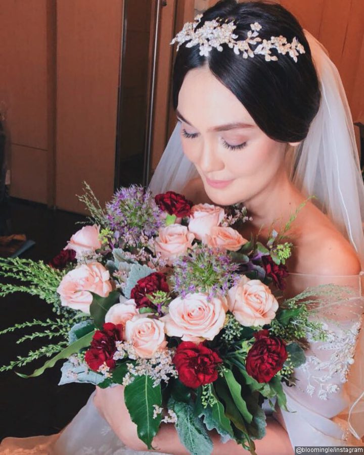Buket Bunga Kalah Cantik dari Luna Maya