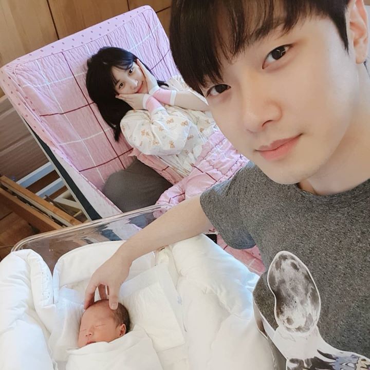 Tak Lupa Min Hwan Mengabadikan Momen Keluarga Kecilnya