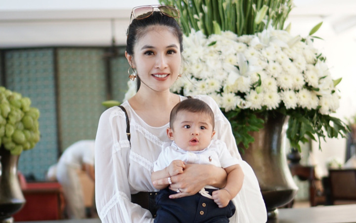 Umbar Senyum Manis, Anak Sandra Dewi Usia Lima Bulan Dipuji Makin Ganteng
