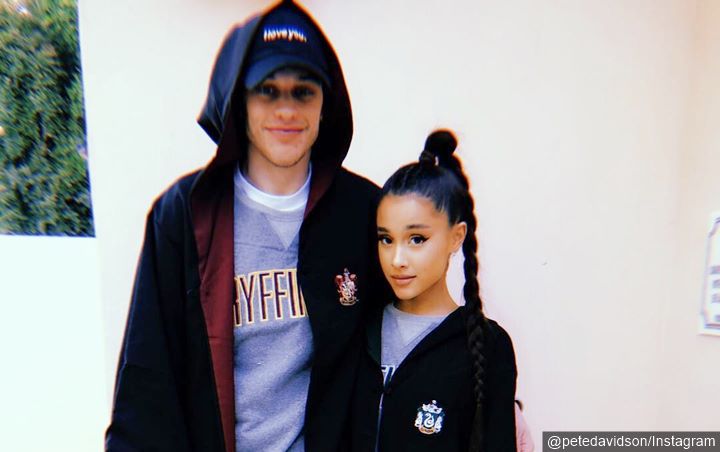 Putus Dari Mac Miller Ariana Grande Pamer Kemesraan Dengan Pete Davidson