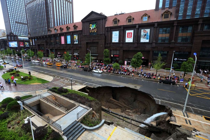 Sinkhole Besar di Tiongkok