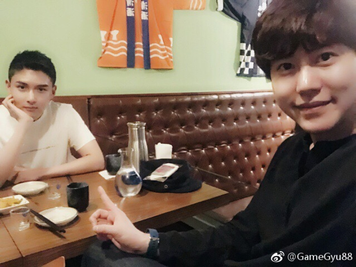 Sempat Lupa Password, Kyuhyun Posting Foto Ganteng Bareng Ryeowook di Weibo