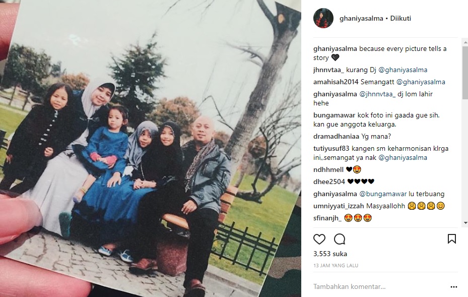 Ghania Unggah Foto Lawas Keluarga Saat Orangtua Berniat Cerai