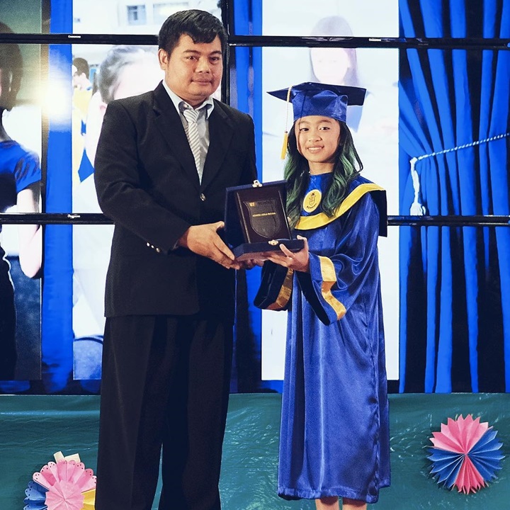 6. Zara Leola Girang Lulus Sekolah dan Wisuda SD