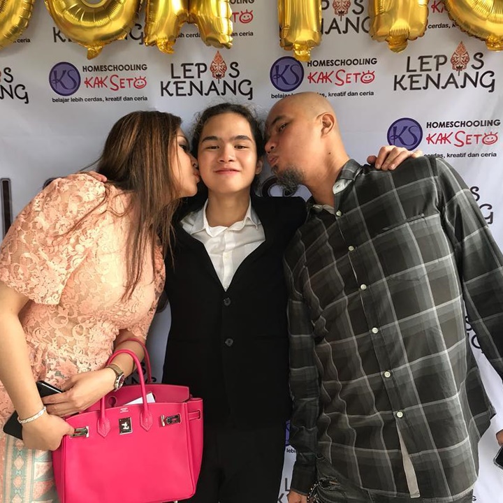 7. Sempat Berseteru, Maia Estianty dan Ahmad Dhani Akur di Wisuda Dul