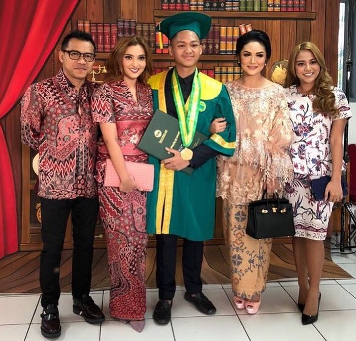  11. Azriel Wisuda, Ditemani Krisdayanti dan Ashanty