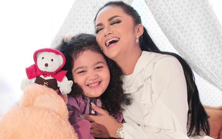 pakai baju kembar krisdayanti dan amora lemos dipuji cantik bak kakak adik pakai baju kembar krisdayanti dan amora lemos dipuji cantik bak kakak adik