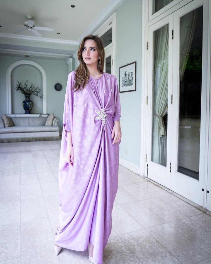  1. Kaftan Ungu Cantik Ala Nia Ramadhani