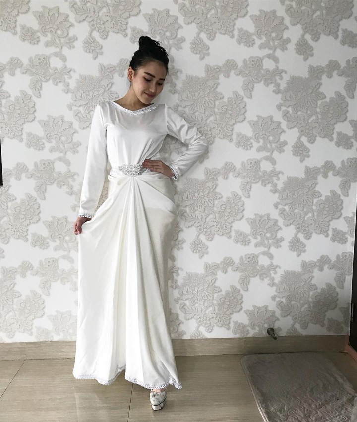  3. Ayu Ting Ting Cantik Pakai Kaftan Desain Bella Shofie