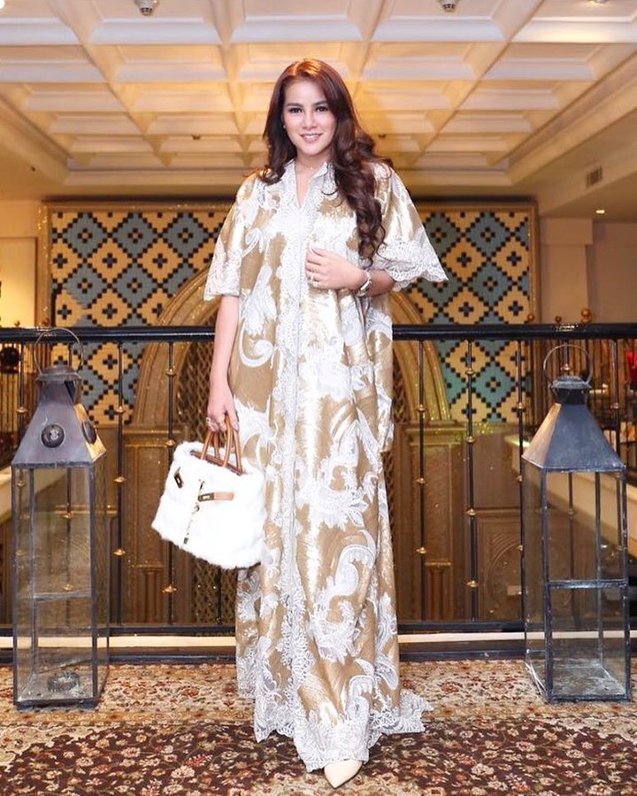 5. Olla Ramlan Anggun dengan Kaftan 
