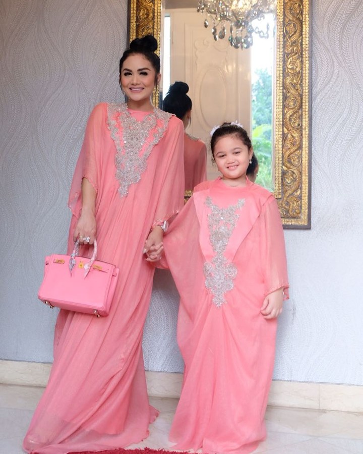 7. Krisdayanti Kompak Bareng Anak
