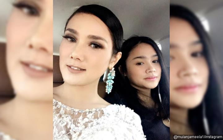 Cantik Pakai Mukena Saat Sholad Ied, Suara Bening Putri Mulan Jameela Bikin Terpesona