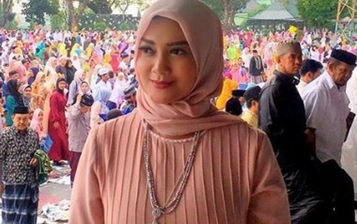 Foto Keluarga Saat Lebaran, Netter Salah Fokus Ketampanan Anak Tiri Bella Saphira