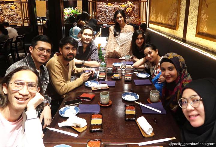 1. Pose Bareng Jelang Makan Bersama