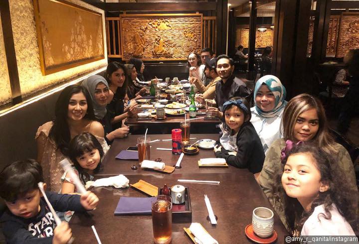  2. Pesan Empat Meja, Nisya Ditemani Anak-Anak 